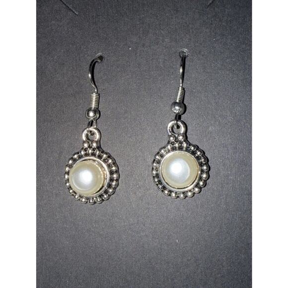 NWT Silvertone Faux Pearl Dangle Earrings With Silvertone Beaded Trim - Picture 1 of 6